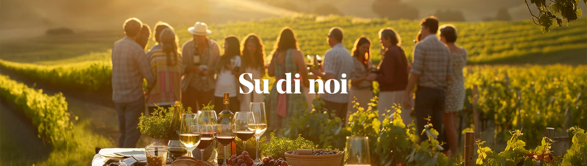 Persone che si godono il vino in compagnia al tramonto nei vigneti